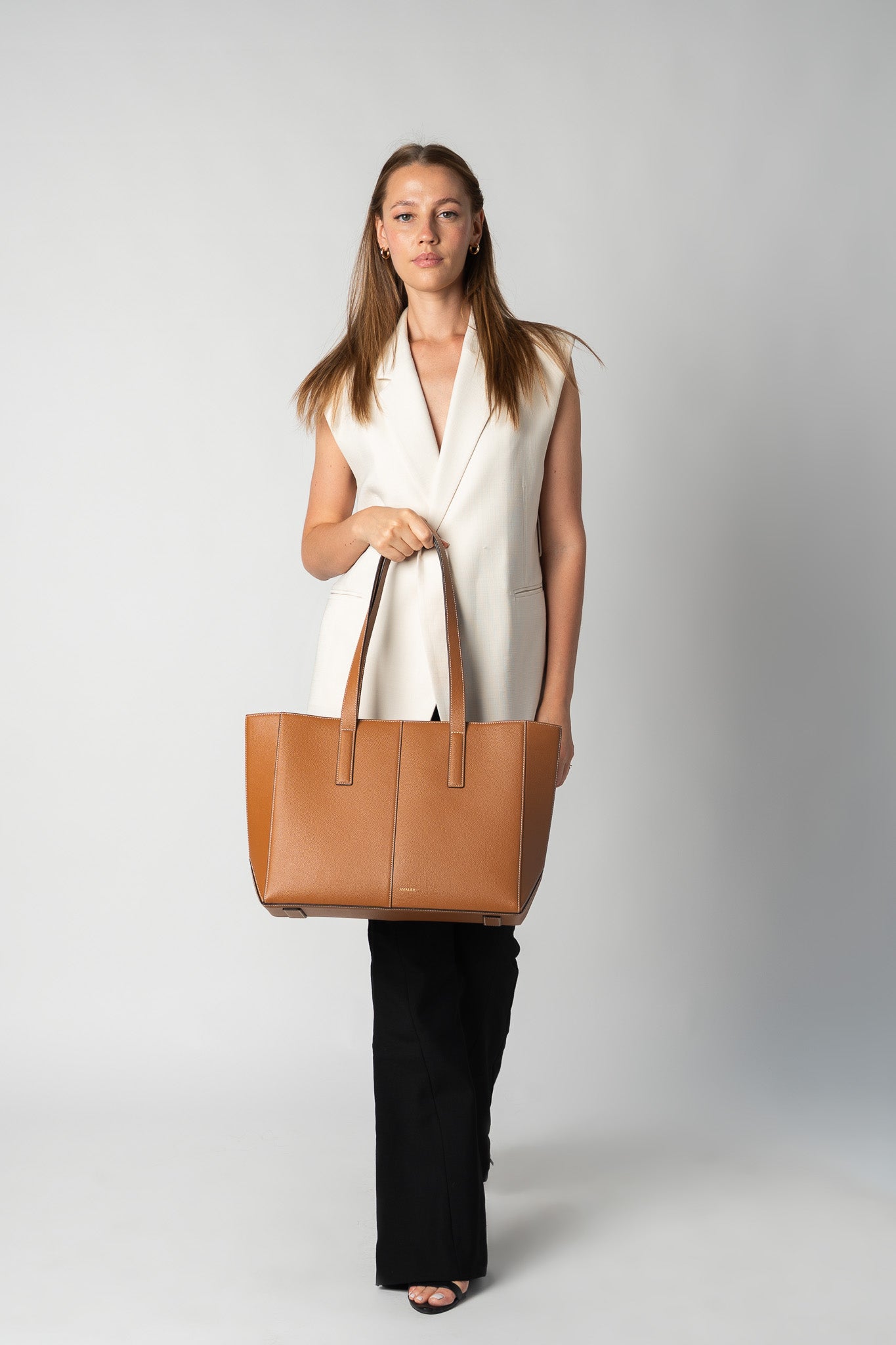 Model holding camel daely tote